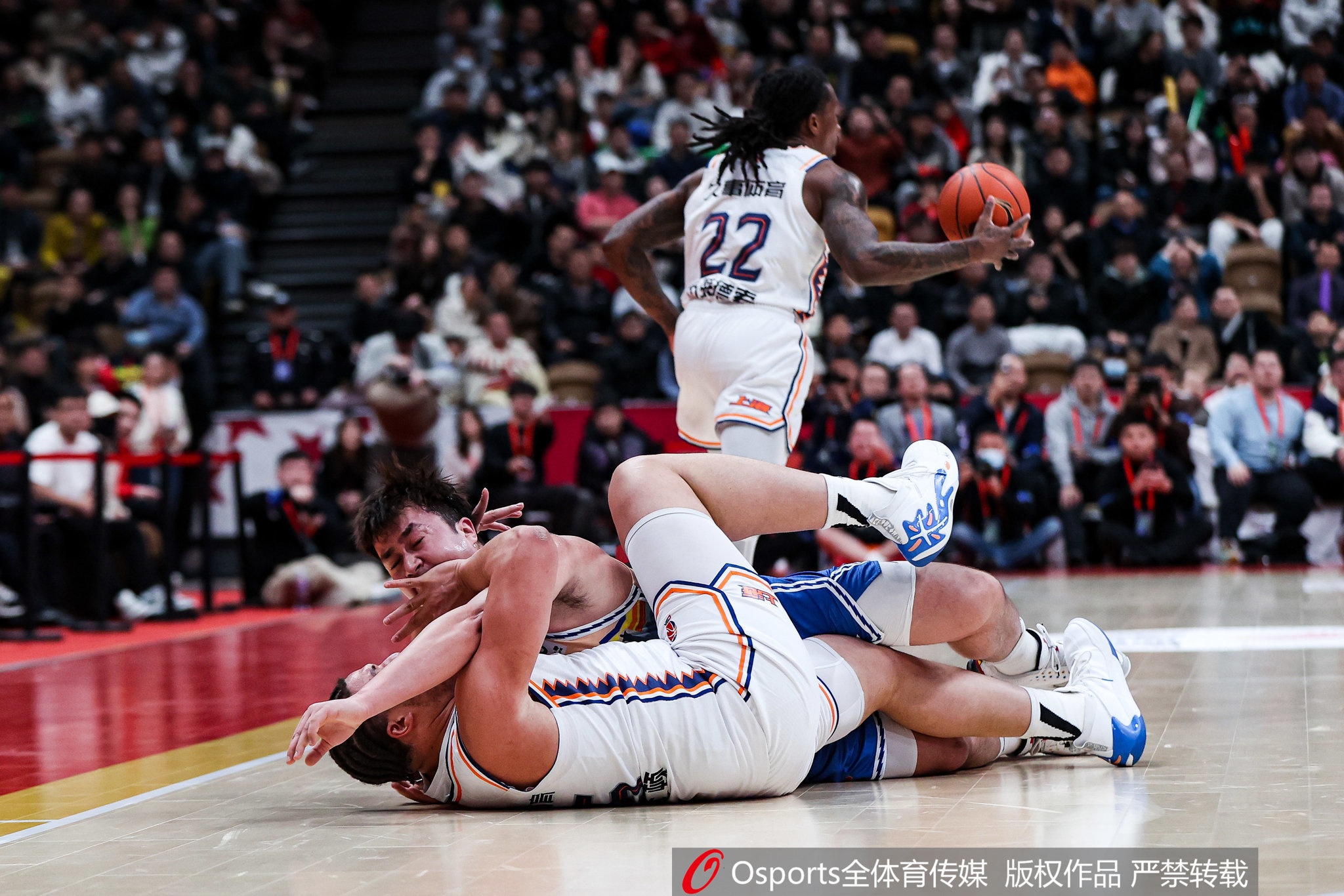 洛夫顿点名艾孜麦提:笑死 这哥们就不是来打篮球 来打橄榄球的吧